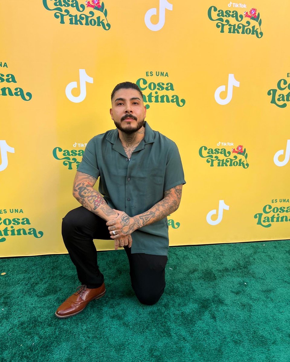 I started tattooing out of my kitchen &amp; now over a decade later, tattooing has opened so many doors for me

#SiSePuede