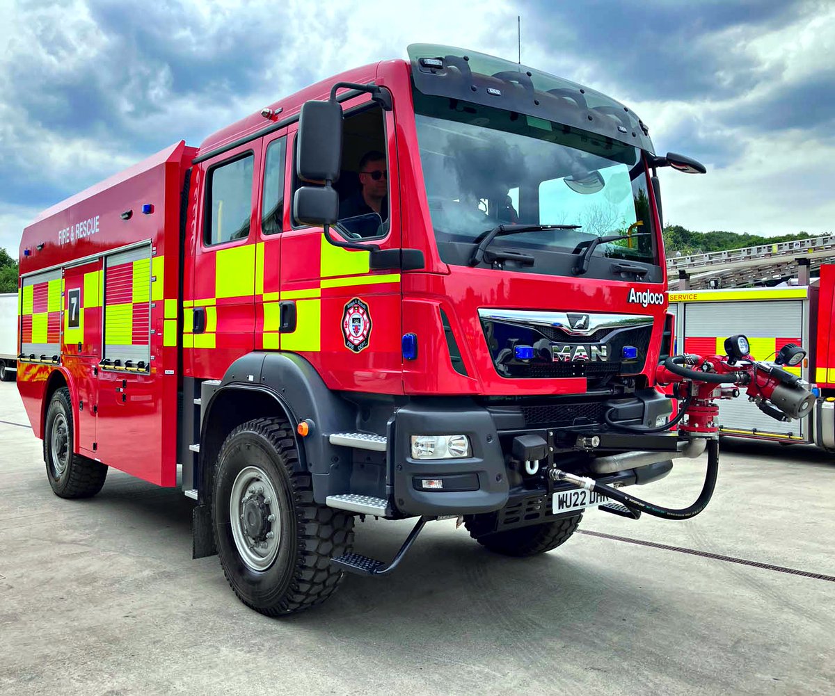 Angloco's tweet photo. An innovative @Angloco Multi-Purpose Response Vehicle for firefighting with water, foam, and dry chemical powder, offering multi-role capabilities. Based on @mantruckbusuk @MANtruckandbus 4x4 chassis
#affv #AirportFireRescue #AirportFirefighting #AirportFirefighter https://t.co/MJEhrJglj4