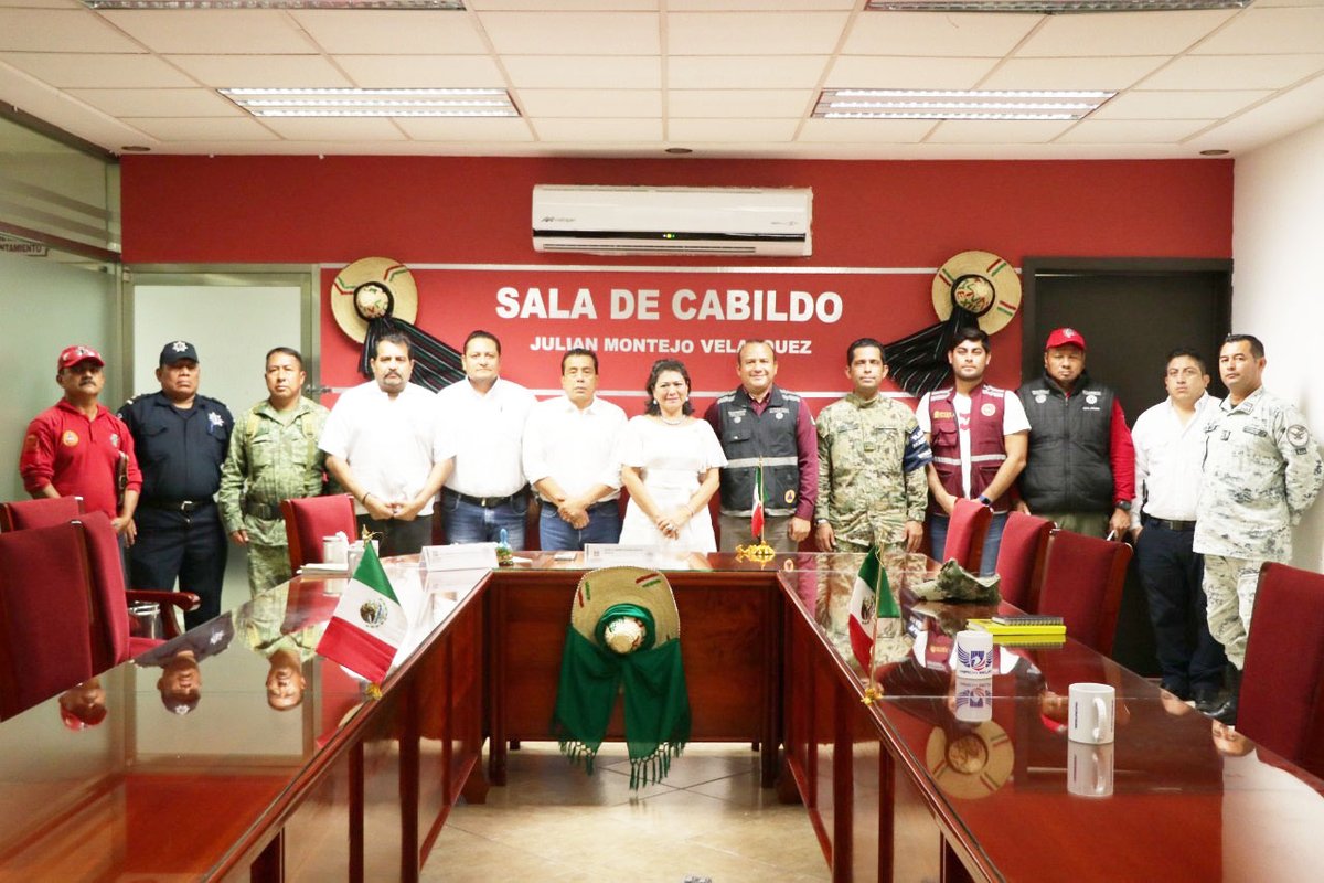 MayteZapata_'s tweet photo. En reunión con autoridades los tres niveles de Gobierno analizamos las acciones de prevención a efectuar ante la posible llegada de la tormenta tropical #Karl. La protección y seguridad de los cardenenses, es lo más importante. https://t.co/4CYhBruaYo