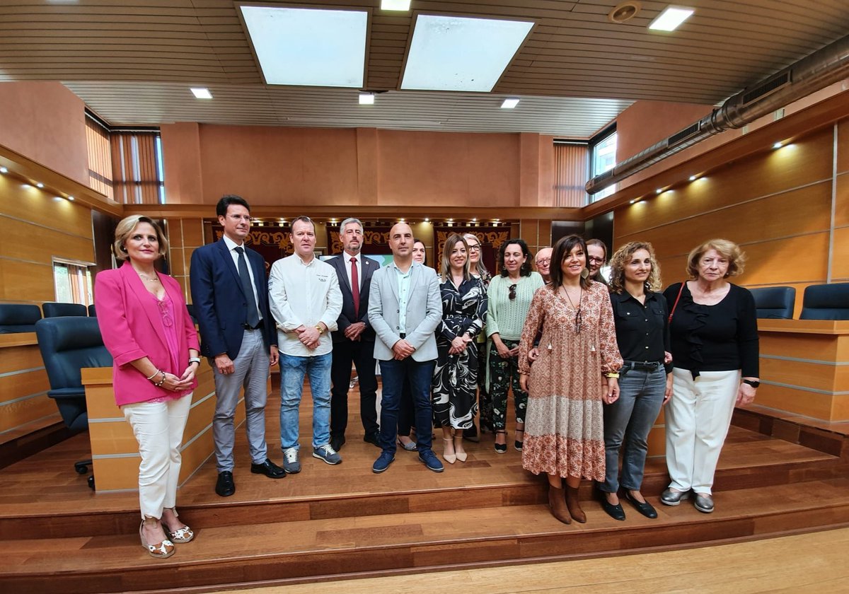 CeipSanAntonio's tweet photo. La @FemMolinaSegura con la colaboración de @ElPozoAlimenta, @educamolina @AytMolinaSegura y @Educarm  organiza la tercera edición de los talleres "Educación en cocina y alimentación saludable" donde los alumnos de 6°P del @CeipSanAntonio y de otros coles de #molinadesegura https://t.co/JlSntm0kt0