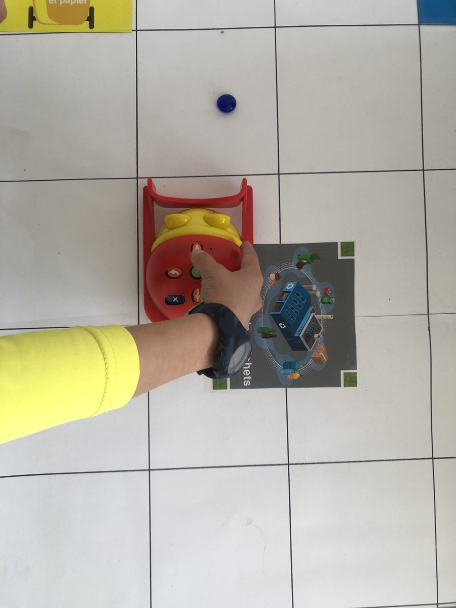 JoliotCurie5's tweet photo. Jour j #Robotiktour 
Une journée enrichissante auprès d’ élèves motivés . #ERUN
Présentation des bee bot sur le tri des déchets et de scratch ! #cycle2 https://t.co/iW01lpTBzc