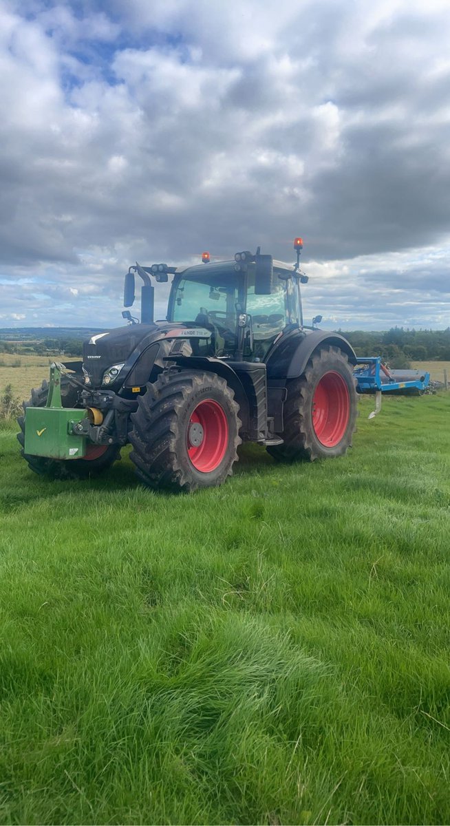 GDug11's tweet photo. Our newest purchase on the home farm, out at subsoiling work. A super autumn 🍂 for soil rejuvenation. A serious duo… 💪🏻#fendt #erth #panbuster #blackbeauty https://t.co/vNLKRgo4xW