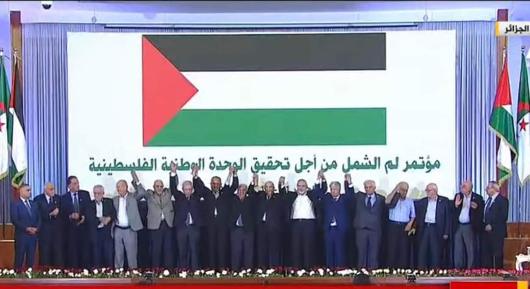 abbadradio's tweet photo. على أرض الجزائر تم الإعلان عن قيام دولة فلسطين قبل 34عاما، وعلى أرضها تم اليوم التوقيع على إعلان لم الشمل الفلسطيني من أجل تحقيق الوحدة الوطنية.
فخور بالانتماء إلى وطن اسمه #الجزائر
#الجزائر_مع_فلسطين_ظالمة_او_مظلومة https://t.co/52toNnx0De