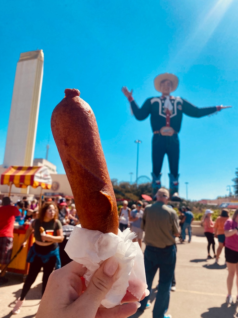The State Fair of Texas is a favorite fall tradition in Dallas!🎡 Enjoy a corny dog, take a photo with Big Tex, and take a ride on the Ferris wheel.