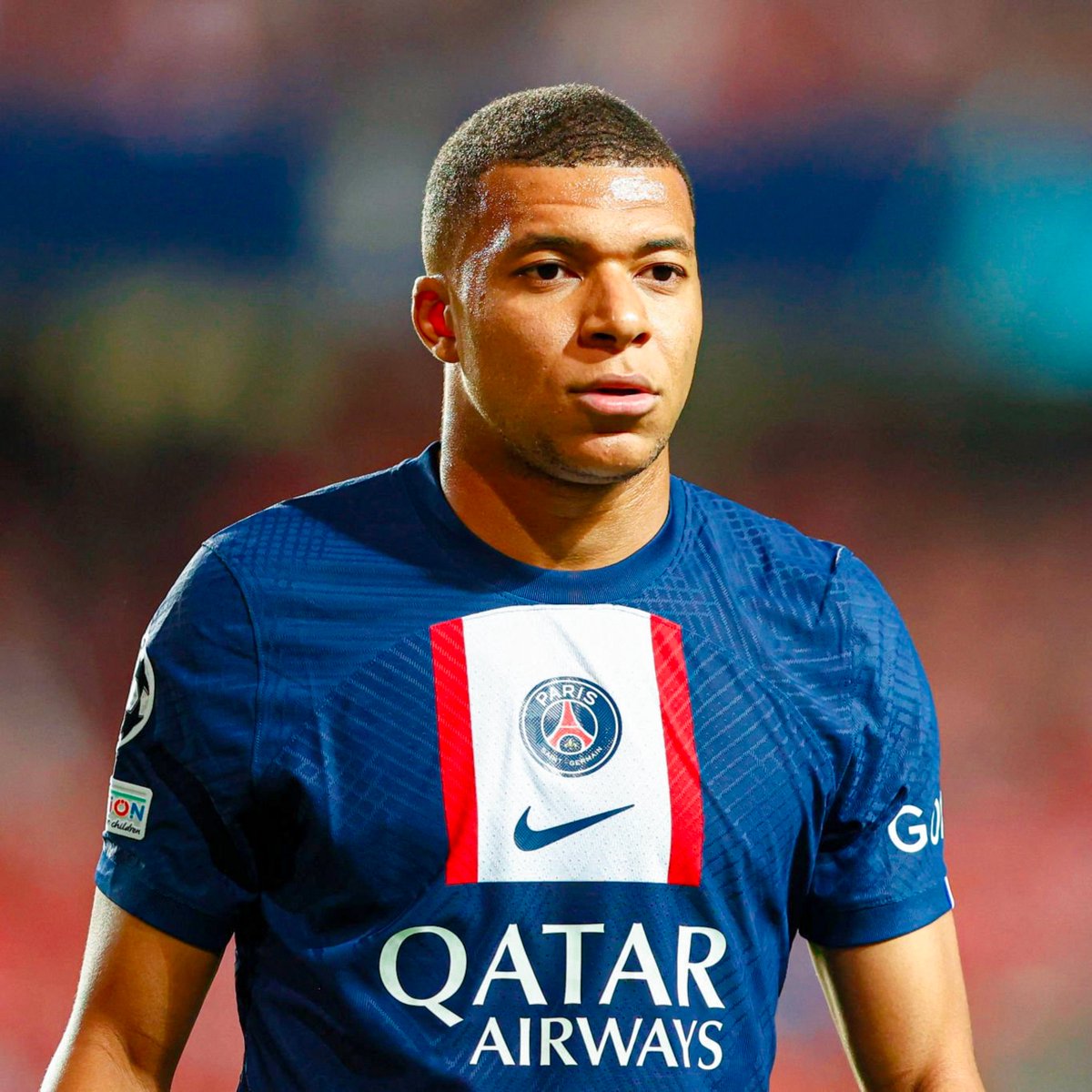 lnstantFoot's tweet photo. Voyant que les promesses n'ont pas été tenues par sa direction, Kylian Mbappé a demandé à quitter le PSG dès le mois d'août. Soit 3 mois après sa prolongation. (@Romain_Molina) https://t.co/xK9xOJPGve