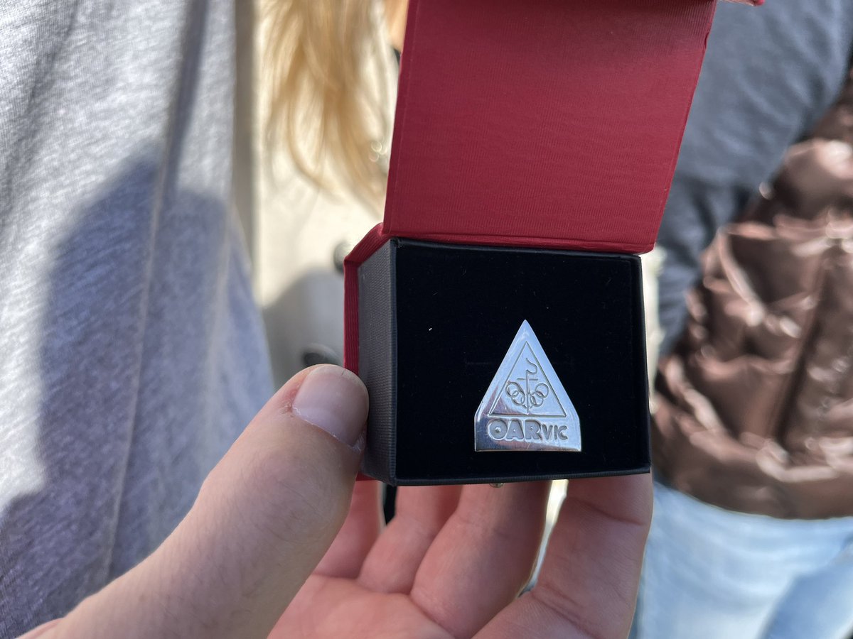 🎖️ El club va voler homenatjar Josep Maria Enciso durant la presentació d’equips

• El fins l’any passat porter del Sènior A ha defensat els colors de l’OAR Vic durant més de 10 temporades • 

🔝 Moltes gràcies per la teva dedicació!

🔵🔴 #SócdelOAR #oarvic