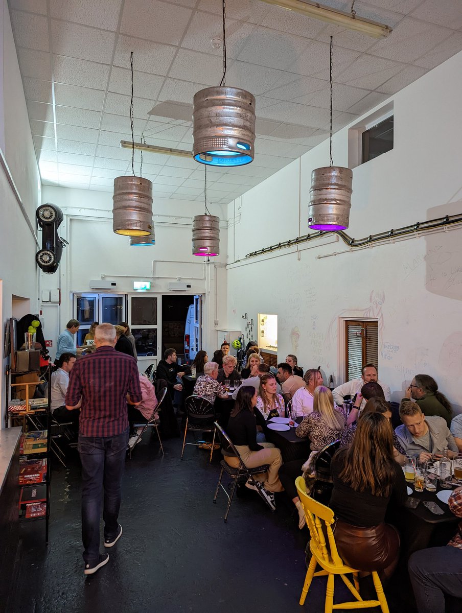 #orchardmediaquiz in full swing here at Little Big Brew Co. Early lead for <a href="/BailiwickGsy/">Bailiwick Express Guernsey</a> with a very well-played joker. <a href="/chrischilton/">Chris Chilton</a> on the questions for round 2