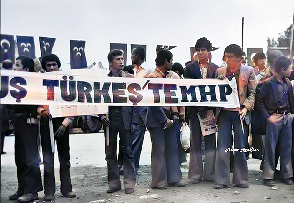 Duydum ki 'Türkeş'siz yaralı gibisin
Ne ağlar ne gülersin, bir ölü gibisin
-

MHP Denizli mitingi - 1978/79
 
 Afişi tutan Denizli'li Ülkücülerden 'Süleyman İsen'