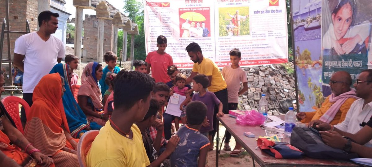pmg_varanasi's tweet photo. #PostalWeek2022 के दौरान 'अंत्योदय दिवस' के अवसर पर #वाराणसी परिक्षेत्र के #बलिया मंडल में विशेष जन-जागरुकता अभियान चलाया गया। इसी क्रम में दलित बस्तियों में घर-घर जाकर लोगों को @IndiaPostOffice लाभकारी योजनाओं के बारे में जानकारी दी गई तथा उनके खाते भी खोले गए।
@cpmgup @kkyadava https://t.co/EmQ4oznpI6