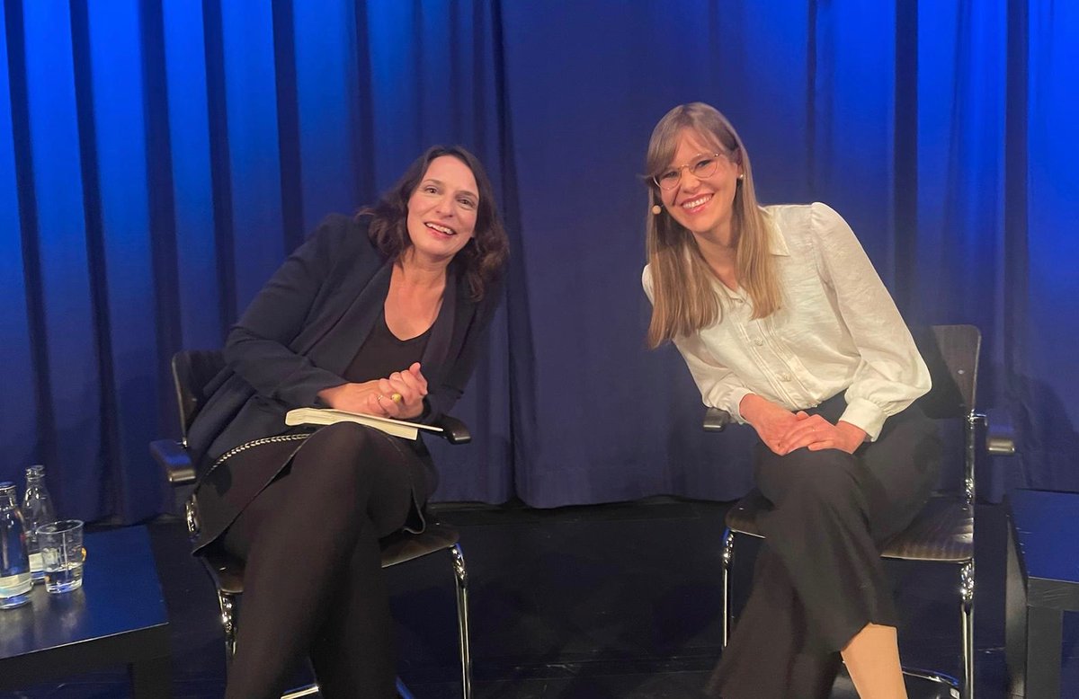 evaasselmann's tweet photo. Super #Buchpremiere gestern mit gefülltem Saal und vielen interessierten Nachfragen aus dem Publikum🤩🥳! Danke an @UraniaBerlin, @HeyneVerlag und alle Zuschauer:innen für diesen spannenden gemeinsamen Abend! 

https://t.co/R6yNSFDHWk

#psychologie #persönlichkeit #wissen https://t.co/bwceBPJIZ7