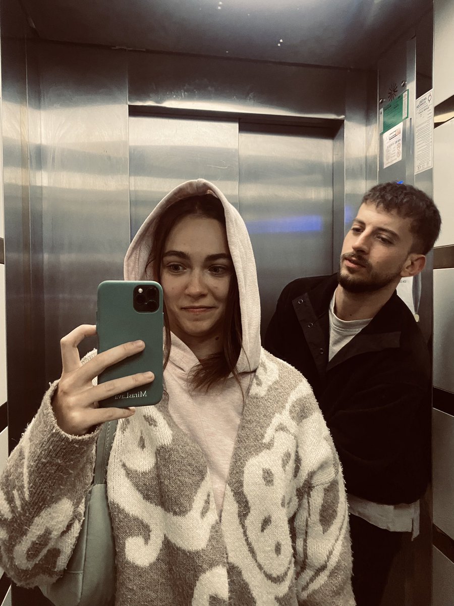 Bu sağdaki şahıs cafelere arkadaşlarıyla akmaya ben sete teşekkürler.