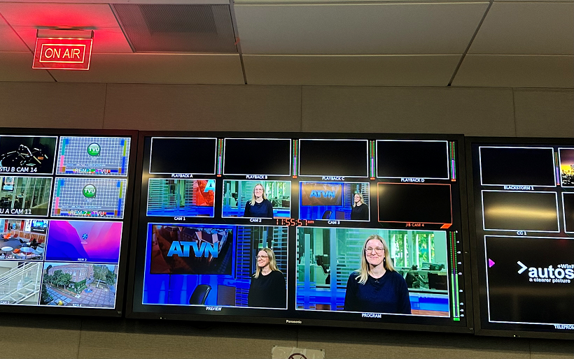 It's fall break so the students are out of the studio classrooms and the professors are in! We're talking climate change <a href="/USCAnnenberg/">USC Annenberg</a> <a href="/AnnenbergMedia/">USC Annenberg Media</a> in session w/ <a href="/DrCarlsHorn/">Carly Kenkel</a> <a href="/SantinaContrer/">Santina Contreras</a> &amp; photo by <a href="/DecisionLab/">Joe Árvai | Bluesky: @decisionlab.bsky.social</a>