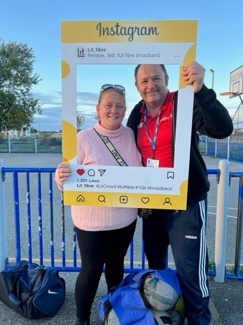 litfibre's tweet photo. Stephen Andrews, our Community Engagement Manager, was in Jaywick delivering football coaching for the local youngsters!β½
A fantastic weekly partnership with @FC_Clacton & the amazing @ArmySonnys
Our 1Gb full-fibre broadband is coming to Jaywick soon π
#FullFibre #LitCrowd https://t.co/kt0jRpsRLx