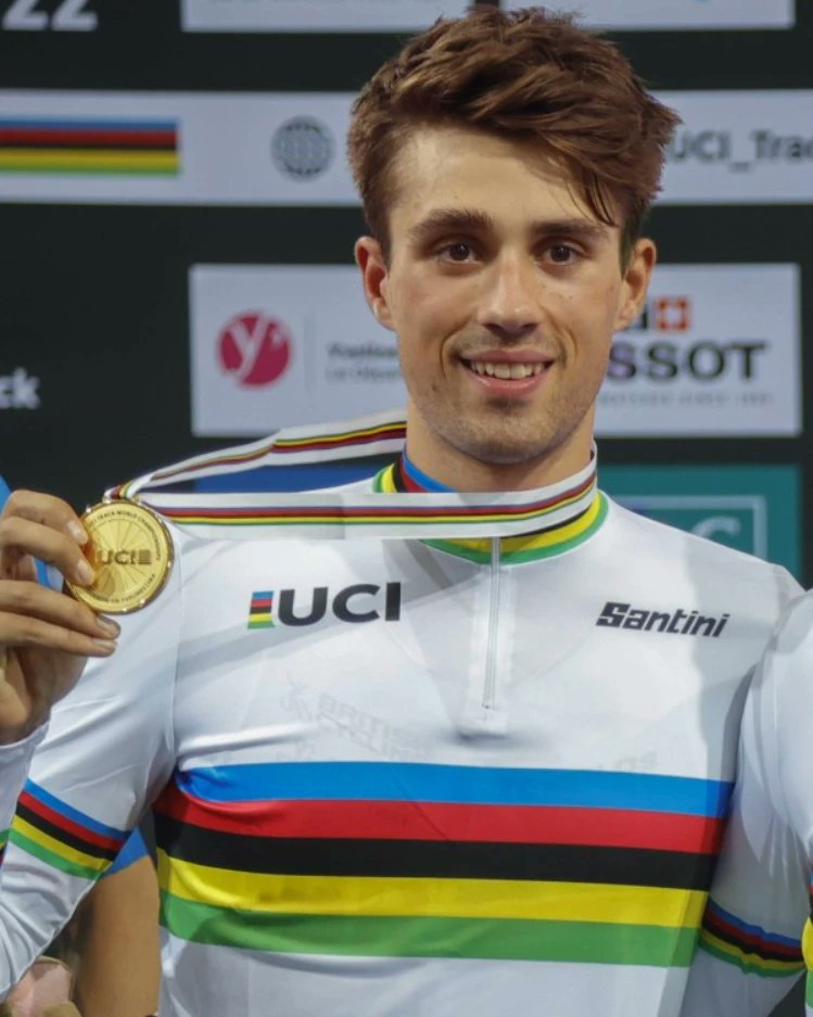 SEGcycling's tweet photo. 🥇 WORLD CHAMPION 🌈

@EthanVernon22 and the GB Team are the mew Team Pursuit World Champions after a steller ride for gold! https://t.co/OfkJTqv1V3