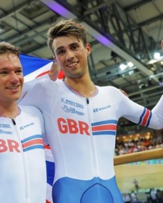 SEGcycling's tweet photo. 🥇 WORLD CHAMPION 🌈

@EthanVernon22 and the GB Team are the mew Team Pursuit World Champions after a steller ride for gold! https://t.co/OfkJTqv1V3