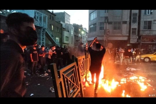std170b's tweet photo. Demos una mirada con análisis profundo y veamos la misma fórmula aplicada a Irán. El asesinato de una inocente fue el detonante, pero; de trasfondo está la manipulacion mediatica y las medidas de EEUU que allanaron el terreno a la explosión social. https://t.co/SfmqaOyTJv