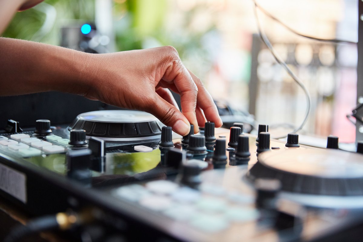 SeaNeighborhood's tweet photo. 🛍️🎵 Know a local musician interested in performing at a small retail business? Register for @SeattleEconomy’s Shop to the Beat program through partner @Gigs_4_U by 12/1: https://t.co/Nd7KlNtOKW
#ShopToTheBeat #ShopSmall https://t.co/dvVkCRbaLg