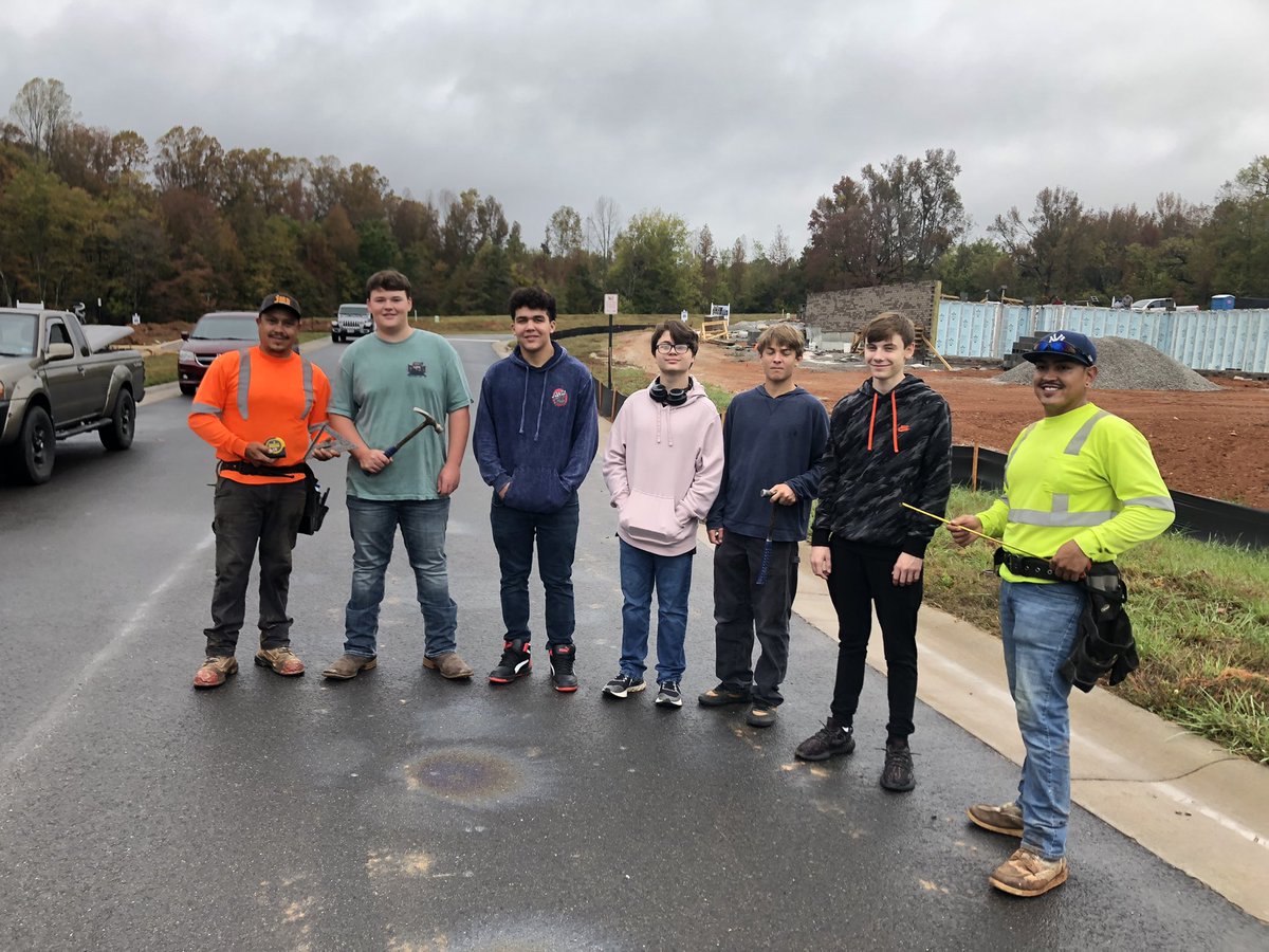 SraExumGHS's tweet photo. @GoochlandHigh Spanish for the Workplace students learned so much from Mr. Cutchins @BooneHomes, AND met a crew! #Authentic environment, #handson learning, and the #inspirational story of a professional who started out like them. Gracias, @DrJRaley @WatsonBwatson @BooneHomes https://t.co/BJclH1x3Ll