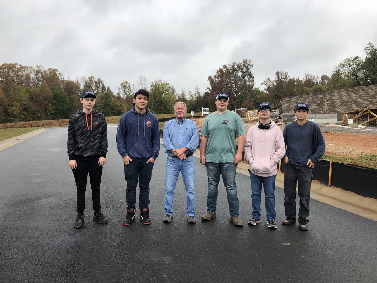 SraExumGHS's tweet photo. @GoochlandHigh Spanish for the Workplace students learned so much from Mr. Cutchins @BooneHomes, AND met a crew! #Authentic environment, #handson learning, and the #inspirational story of a professional who started out like them. Gracias, @DrJRaley @WatsonBwatson @BooneHomes https://t.co/BJclH1x3Ll