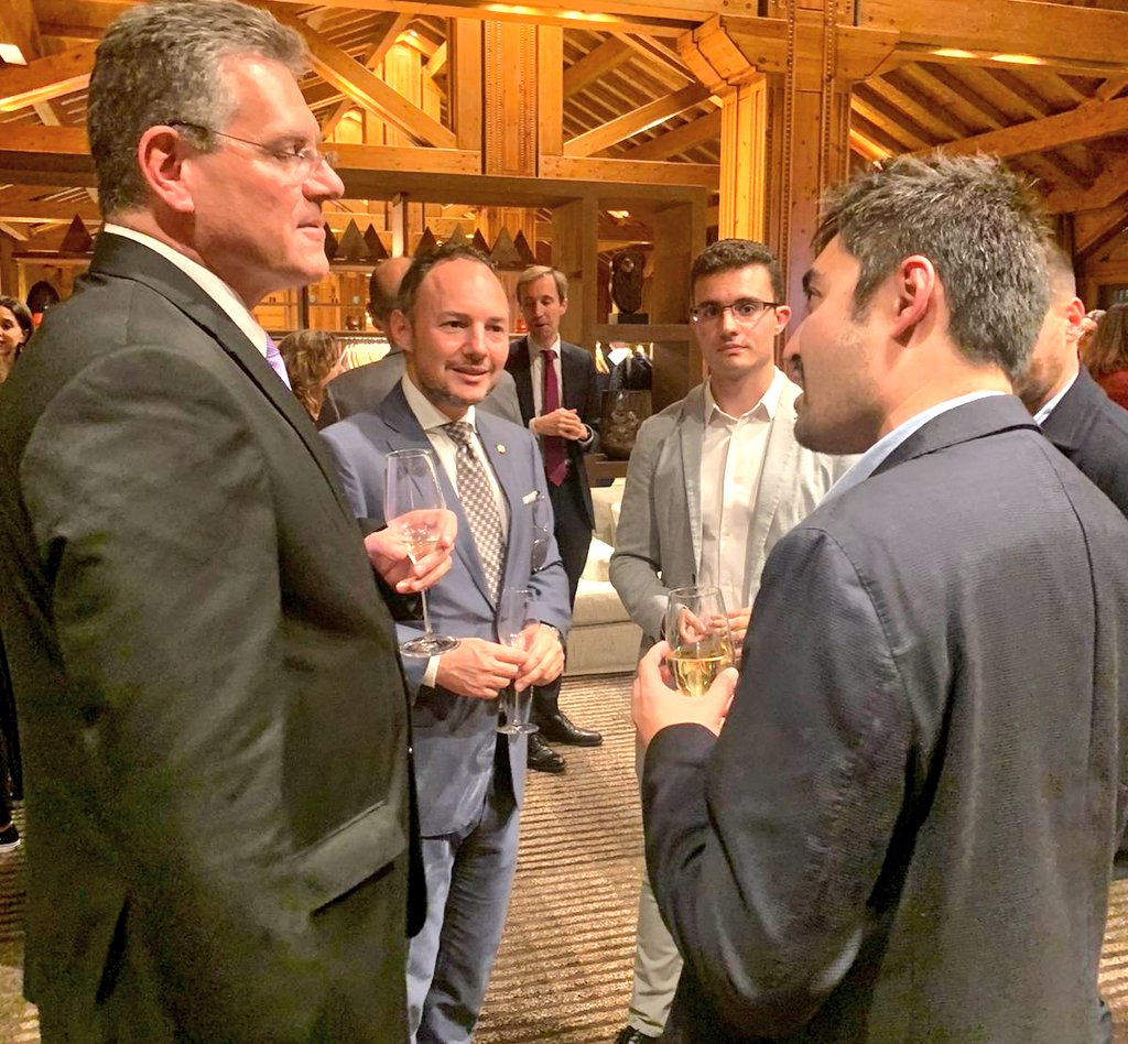 🇦🇩🇪🇺 El nostre secretari de Relacions Internacionals, <a href="/josepfuste8/">Josep Fusté</a>, ha conversat amb <a href="/MarosSefcovic/">Maroš Šefčovič🇪🇺</a>, vicepresident de la <a href="/EU_Commission/">European Commission</a>, durant la trobada que ha mantingut amb les forces polítiques del país en el marc de les negociacions per l'Acord d'Associació.

#SomAcció