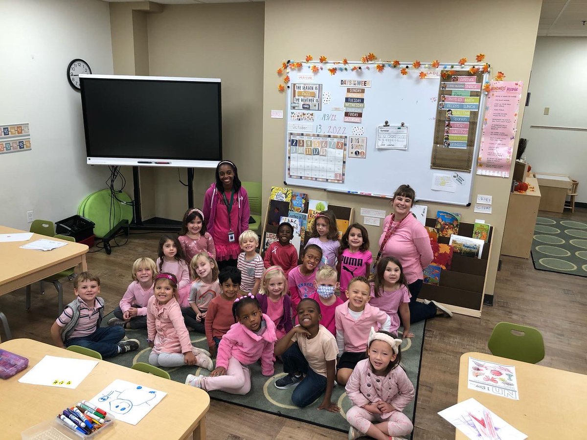 ICSEagles's tweet photo. The Class of 2023 visited their #classcolor twins, the Class of 2035 today to drop off some beaded necklaces and bandanas. We 💖 seeing our Kindergarteners and our Seniors share their #creekpride! #creekspiritweek #creekfest2022 https://t.co/MoTYJ6bQyc