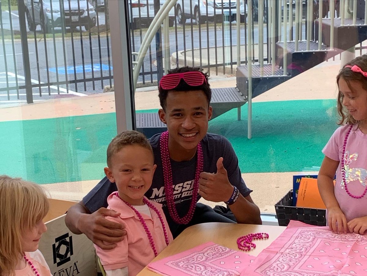 ICSEagles's tweet photo. The Class of 2023 visited their #classcolor twins, the Class of 2035 today to drop off some beaded necklaces and bandanas. We 💖 seeing our Kindergarteners and our Seniors share their #creekpride! #creekspiritweek #creekfest2022 https://t.co/MoTYJ6bQyc