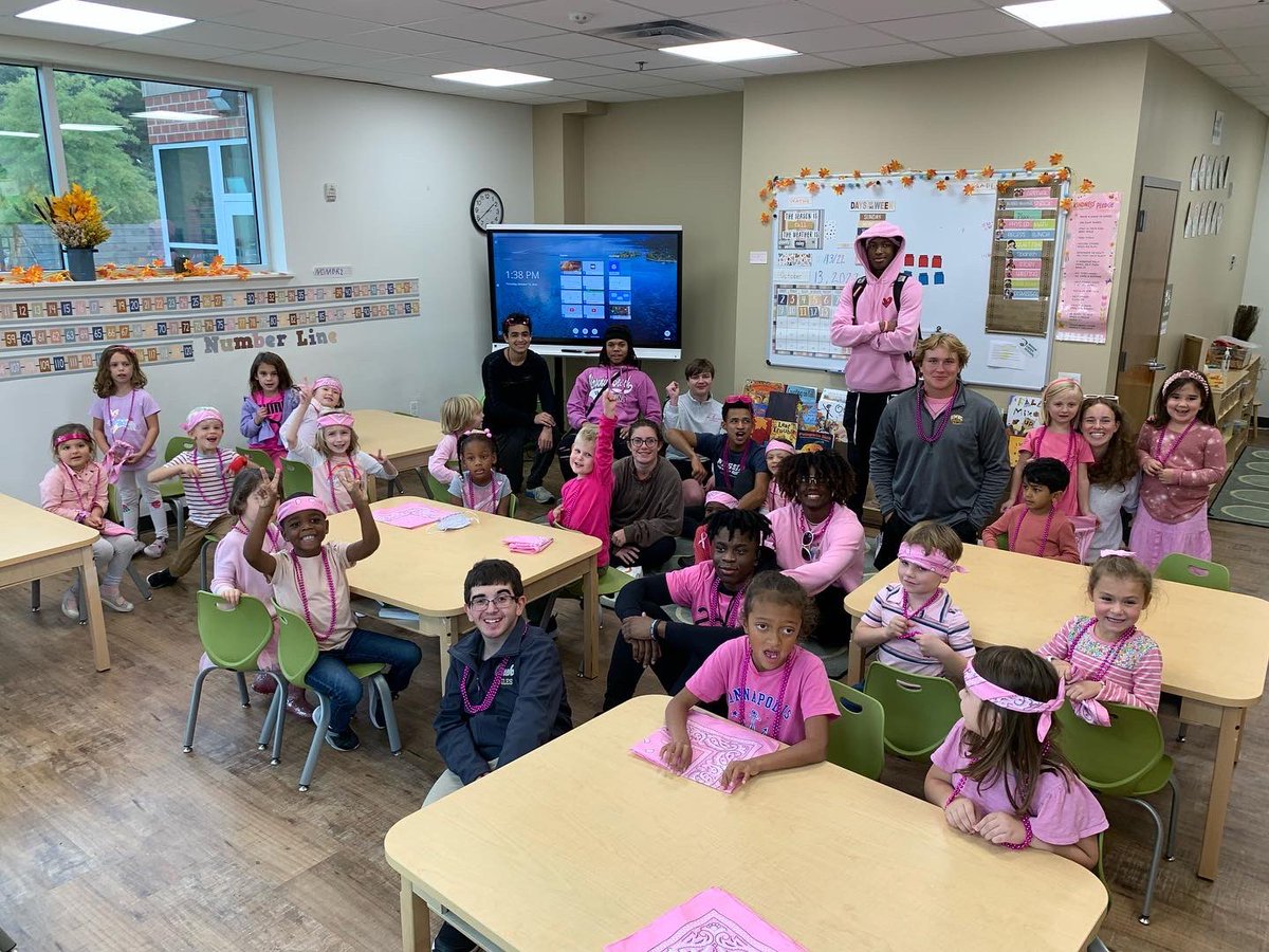ICSEagles's tweet photo. The Class of 2023 visited their #classcolor twins, the Class of 2035 today to drop off some beaded necklaces and bandanas. We 💖 seeing our Kindergarteners and our Seniors share their #creekpride! #creekspiritweek #creekfest2022 https://t.co/MoTYJ6bQyc