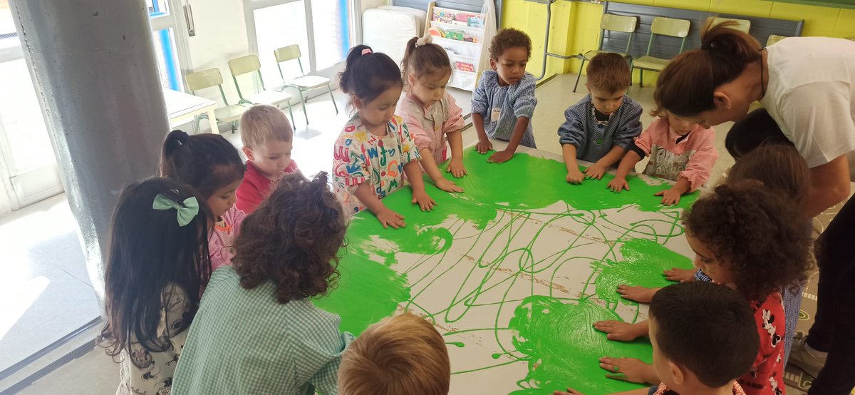 galis_esc's tweet photo. A P3 preparem entre tots la nostra estança pels minimons. Entre tots és millor!
#juntsesmillor
#juguemiaprenem
#supergalisdecicleinfantil
#minimons https://t.co/lBEQHcEYIK