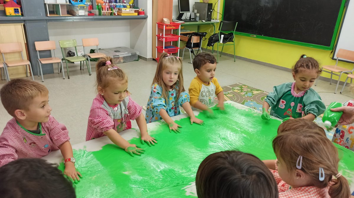 galis_esc's tweet photo. A P3 preparem entre tots la nostra estança pels minimons. Entre tots és millor!
#juntsesmillor
#juguemiaprenem
#supergalisdecicleinfantil
#minimons https://t.co/lBEQHcEYIK