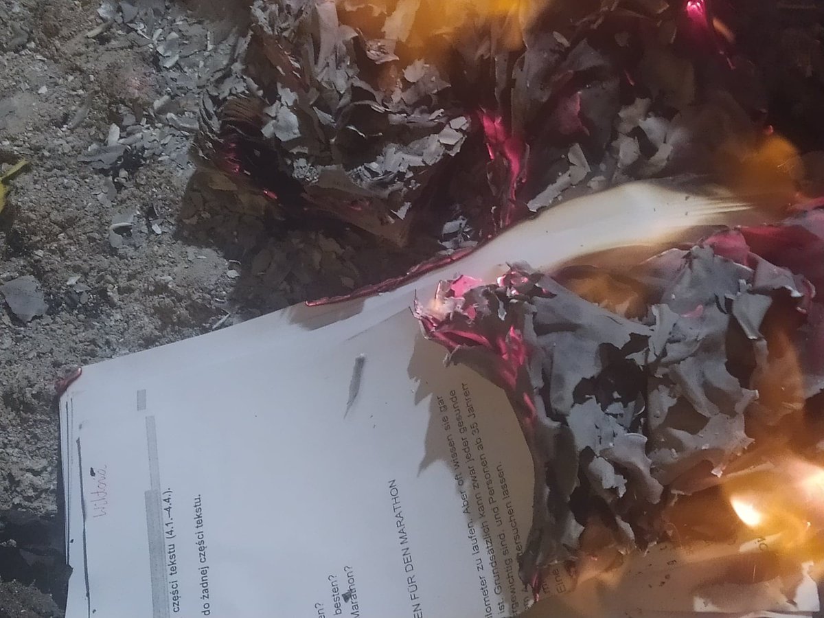 _Viqqu_'s tweet photo. Heh wiem że już dawno po poprawce z matury
aleee.. ZDAŁAM NIEMIECKI 
Notatki, fiszki, arkusze - poszło z dymem🙃
#matura2022 #maturaprobna https://t.co/rwqPnThpHI