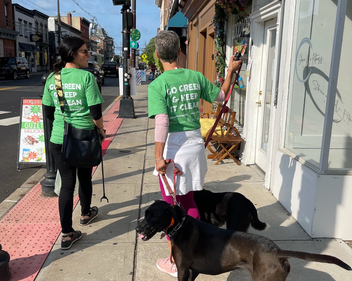 splendoragency_'s tweet photo. Red Bank is lookin' fine for the fall. #ThrowbackThursday to National CleanUp day where the Pick it Up crew came together to spruce up our beloved town.
#TeamSplendor #PickitUp https://t.co/jrcJtYcYLN