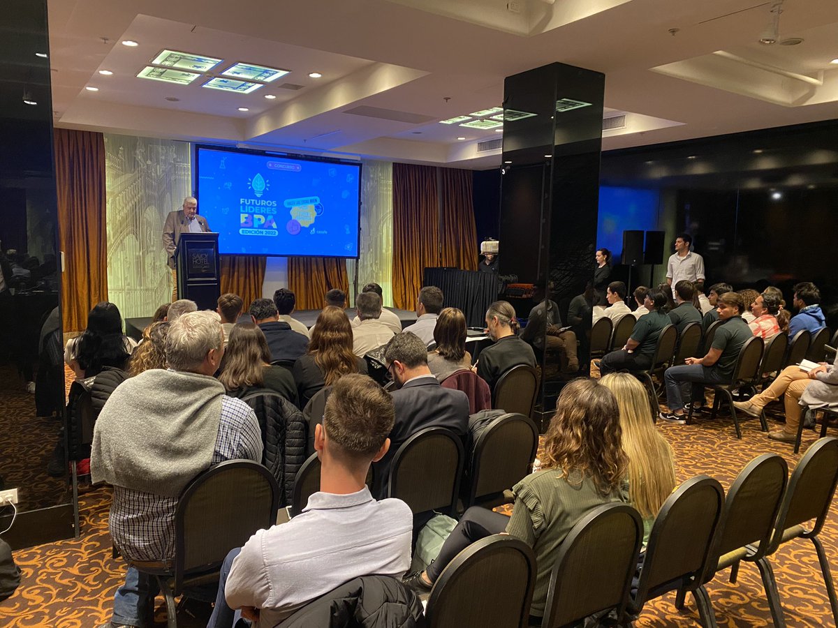 MSol_Munoz's tweet photo. Arrancamos con el evento de premiación del concurso Futuros Líderes BPA que organizamos con @TwitCASAFE. Los alumnos y alumnas son los protagonistas 😍 https://t.co/i6BO0kEbGC