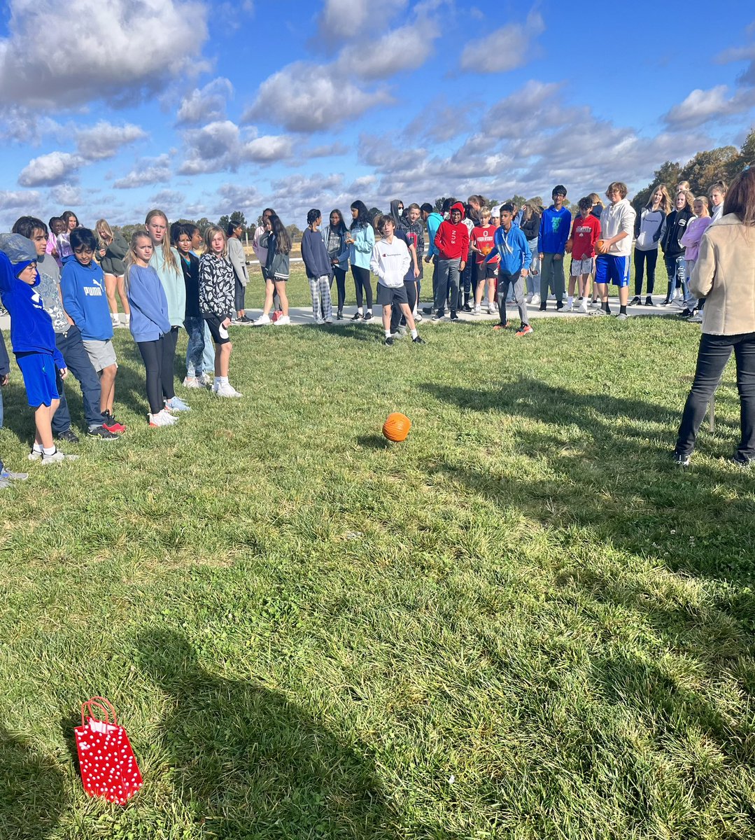 mrsphelpsteach's tweet image. So fun seeing all the school spirit today for the NEST pumpkin roll competition at @erms_DCSD! Individual SOAR class winners competed against others in their 🦅 NEST team to send one rep to the Pumpkin Roll Championship at the end of October!