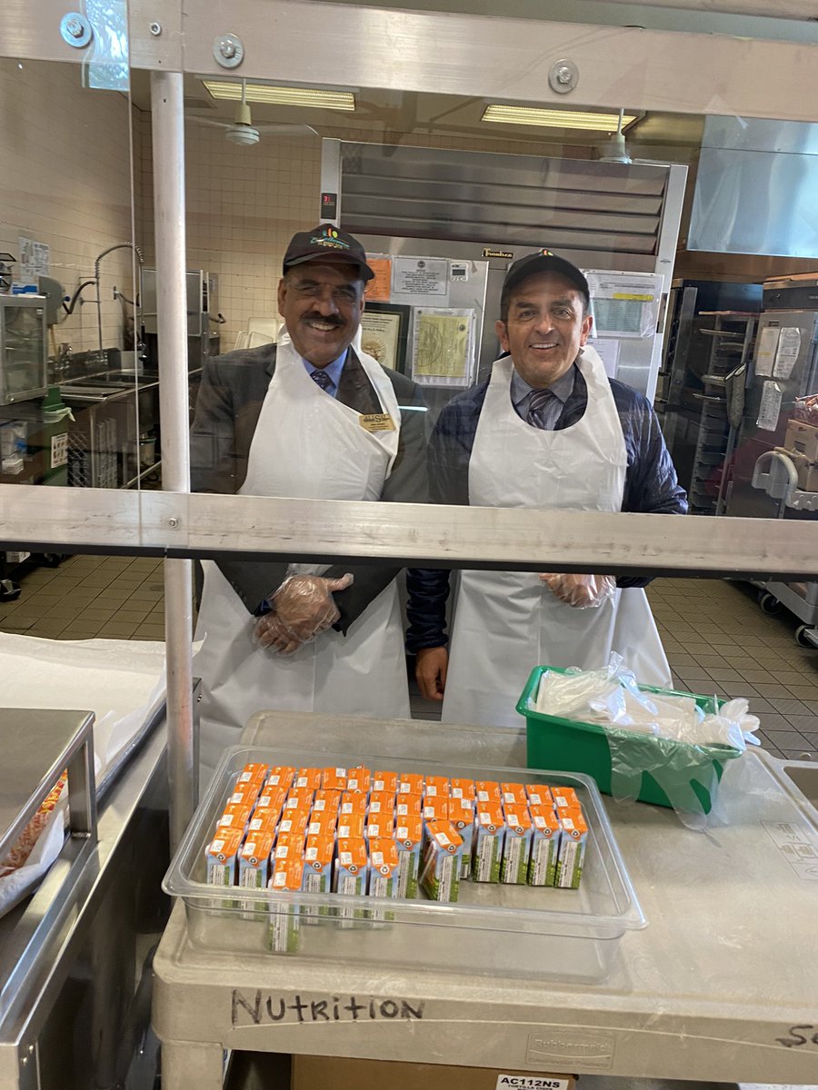 DrMLKJrAcademy's tweet photo. It’s National School Lunch week and Associate Superintendent joined our school principal and our awesome Food Service employees serving our students. https://t.co/T3B0YZLkeC