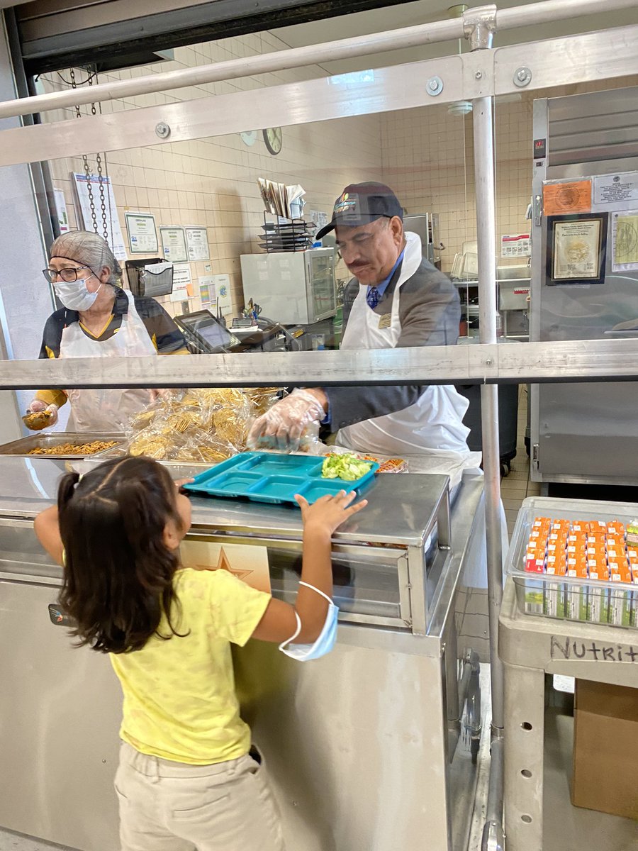 DrMLKJrAcademy's tweet photo. It’s National School Lunch week and Associate Superintendent joined our school principal and our awesome Food Service employees serving our students. https://t.co/T3B0YZLkeC