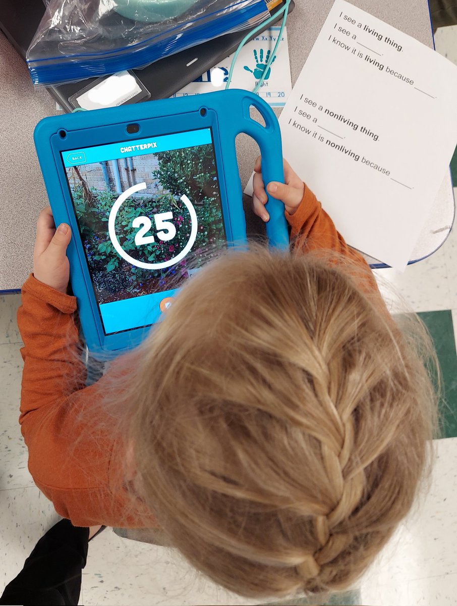 KG Ss take photos of living &amp; nonliving things outside. Then use sentence stems to create <a href="/ChatterPixIt/">ChatterPix</a> @PWCSScience @pwcstechcoach <a href="/j_r_straight/">Jessica Bushey</a> <a href="/ColesRoadrunner/">Coles Principal</a>