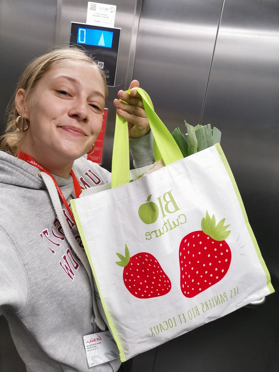 LucaLeisten's tweet photo. Discovering some of the advantages of my new #PhD life at @inria_paris: Picking up regional, bio veggies each week ππ»π₯¬ Also π my @UofGlasgow merch. Once #teamsobots always #teamsobots https://t.co/xqynNfZbNW