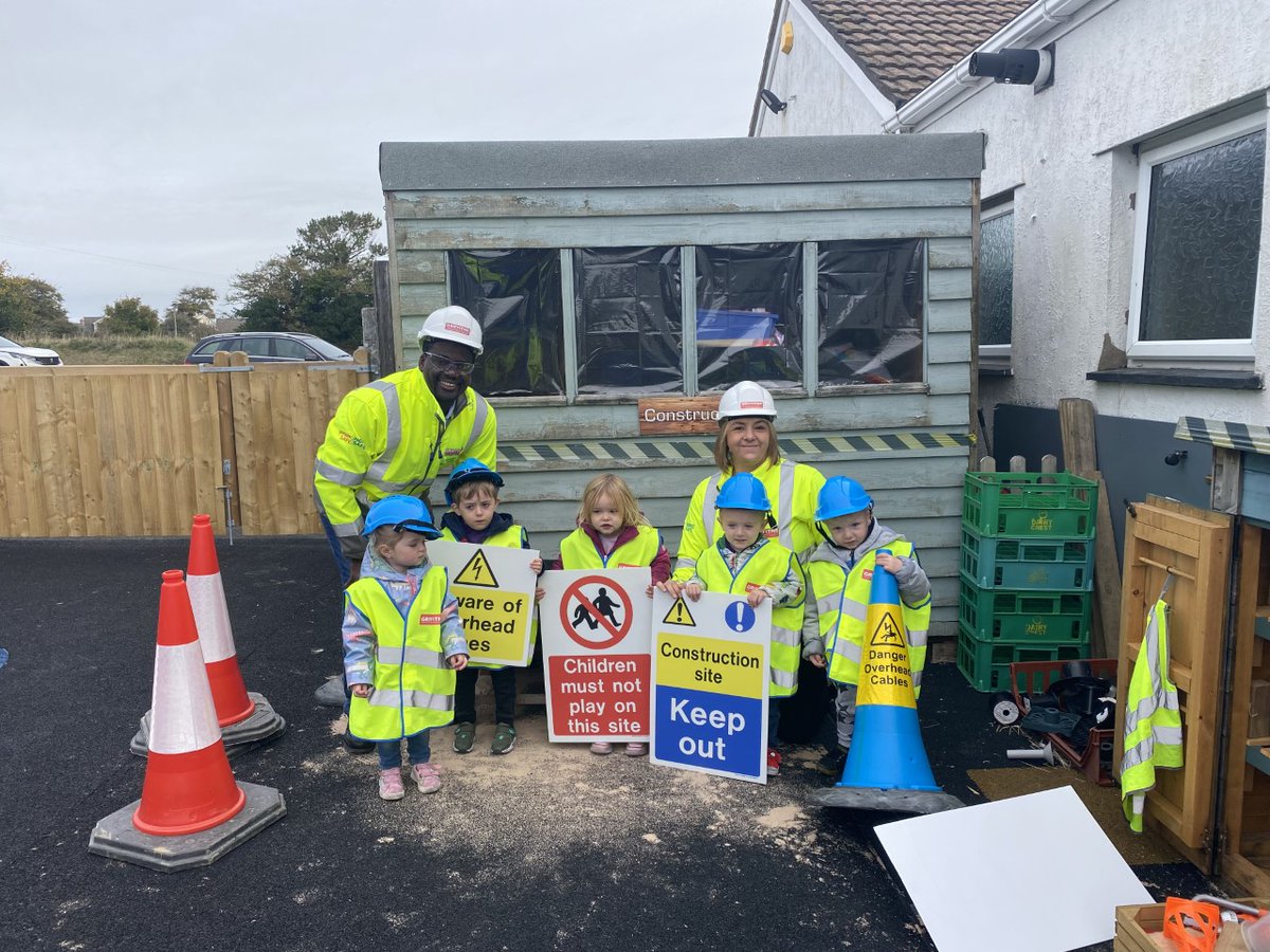 AlunGriffiths_'s tweet photo. Yesterday our team from A30 to St Austell Link Road project visited Roche preschool and nursery.

They donated Griffiths hi-vis jackets, hard hats, cones, signs, a cement mixer and a water table for their 'construction corner'.

Jamal also delivered a safety talk to them. https://t.co/6d4p76ypsl