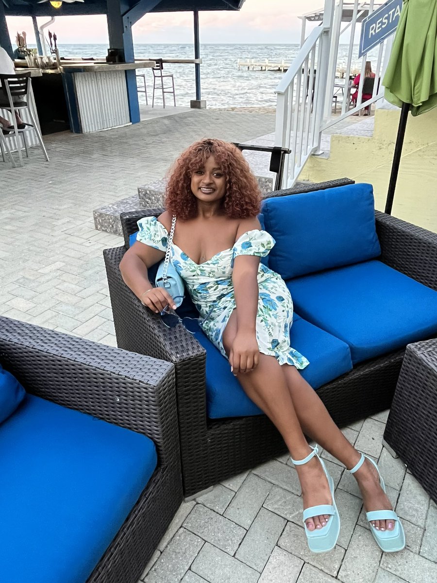 Queen_deRIAn's tweet photo. And shade God made; Blue https://t.co/HzM791VVZ4