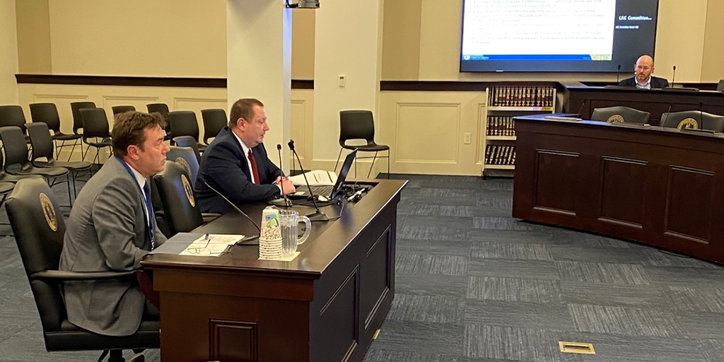 kentuckycourts's tweet photo. Executive Officer Chris Brown and Manager JR Hopson shared an update to the Kentucky’s Juvenile Justice Oversight Council on the statewide Family, Accountability, Intervention, and Response (FAIR) Teams.
#ProudOfOurPeople #KCOJ #KYAOC https://t.co/QWxwNwTruy