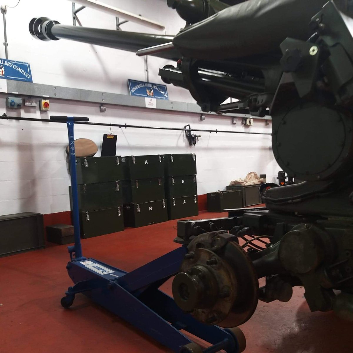MaidstoneHiq's tweet photo. No job is to big or small. We managed to get the guns ready in time for the Queens jubilee. 

All of our team really do take pride in their work HiQ Tyres &amp; Autocare 
 #team #work #mod #london #londonbusiness #mobiletyres #wecometoyou #fleet #fleetvehicles https://t.co/FLkQ2qGeyn
