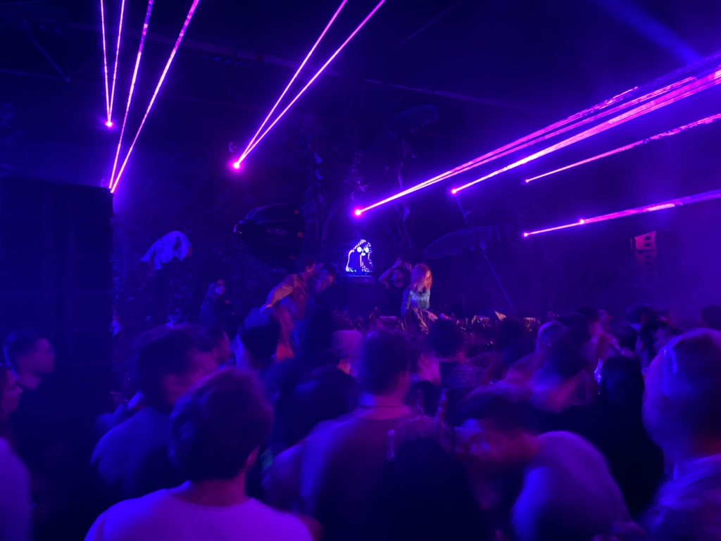 thegallerydao's tweet image. We are still on clouds 7 &amp;amp; 9 ☁️ from this incredible week and seeing the AI display at last nights amazing installation of  @letsraave 🌿 Just the beginning and wouldn't want to be doing it with anyone other than @StudioSelas @LensProtocol