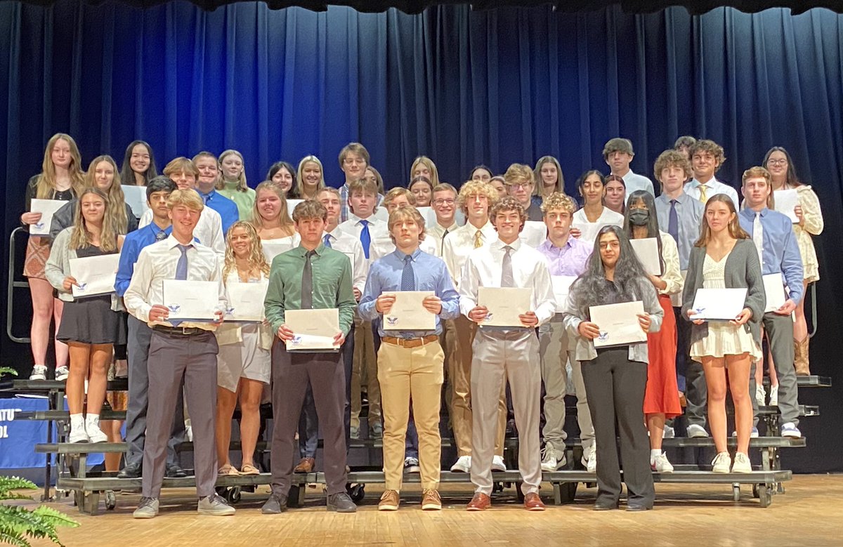 SDHSSeahawks's tweet photo. ￼Everybody can be great bc everybody can serve-MLK
Congrats &amp; thanks to the 55 selfless Ss who served 1000s of hrs &amp; earned Presidential Service Awards! Special thanx to Mr. Purnell @Buckingham411 ￼&amp; #DecaturAlum, our Guest Speaker. #SeahawksSoar #TheDecaturWay @WorcesterSystem https://t.co/FXRWEu6CdX
