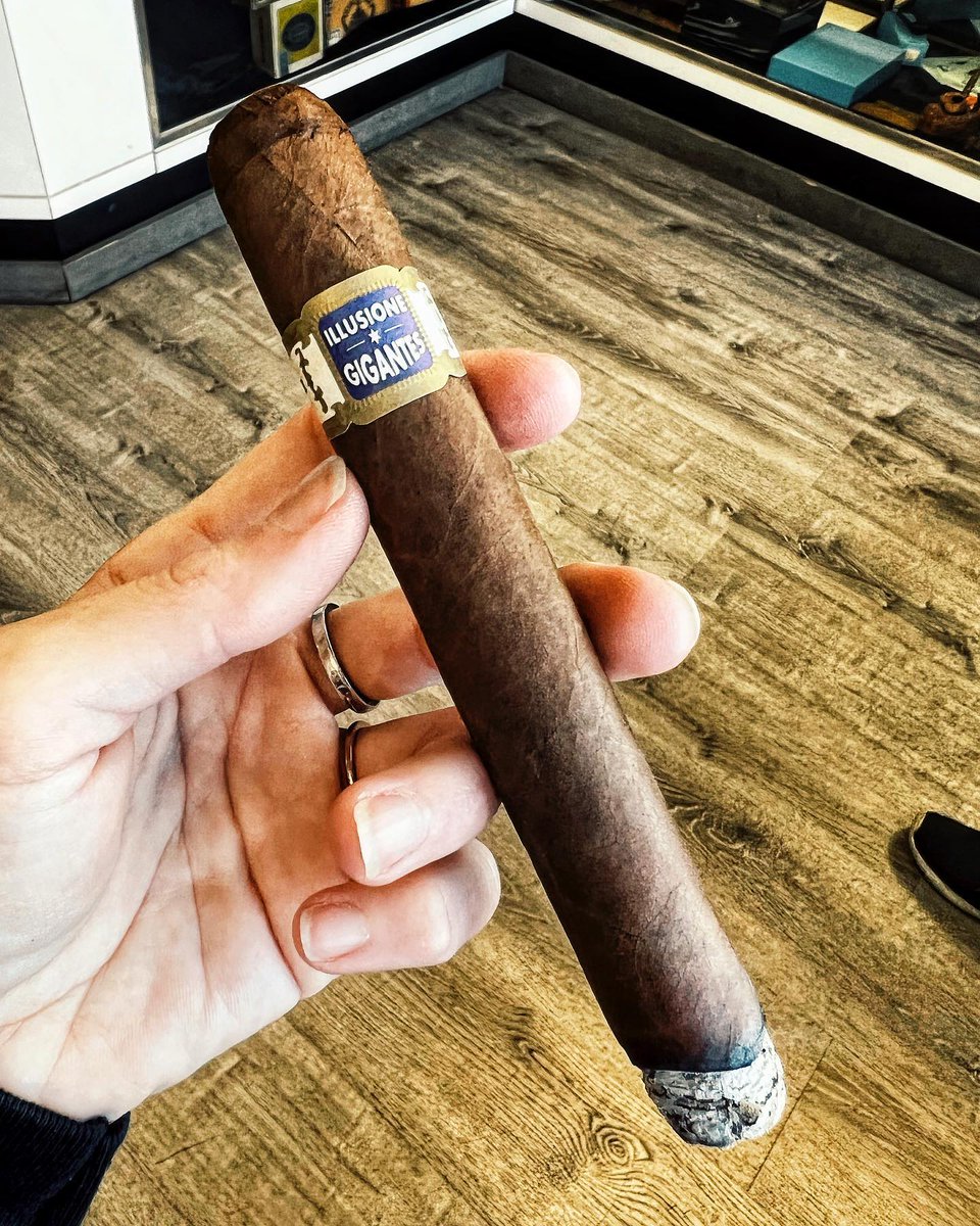 illusionecigars's tweet photo. Going big.....π· by @mentalerase: go big and go birds #nowsmoking #cigar #cigars #cigarlife #sotl #botl #botlpachapter #ladyoftheleaf #illusionecigars #gigantes #flyeaglesfly https://t.co/xeKAozPMoa