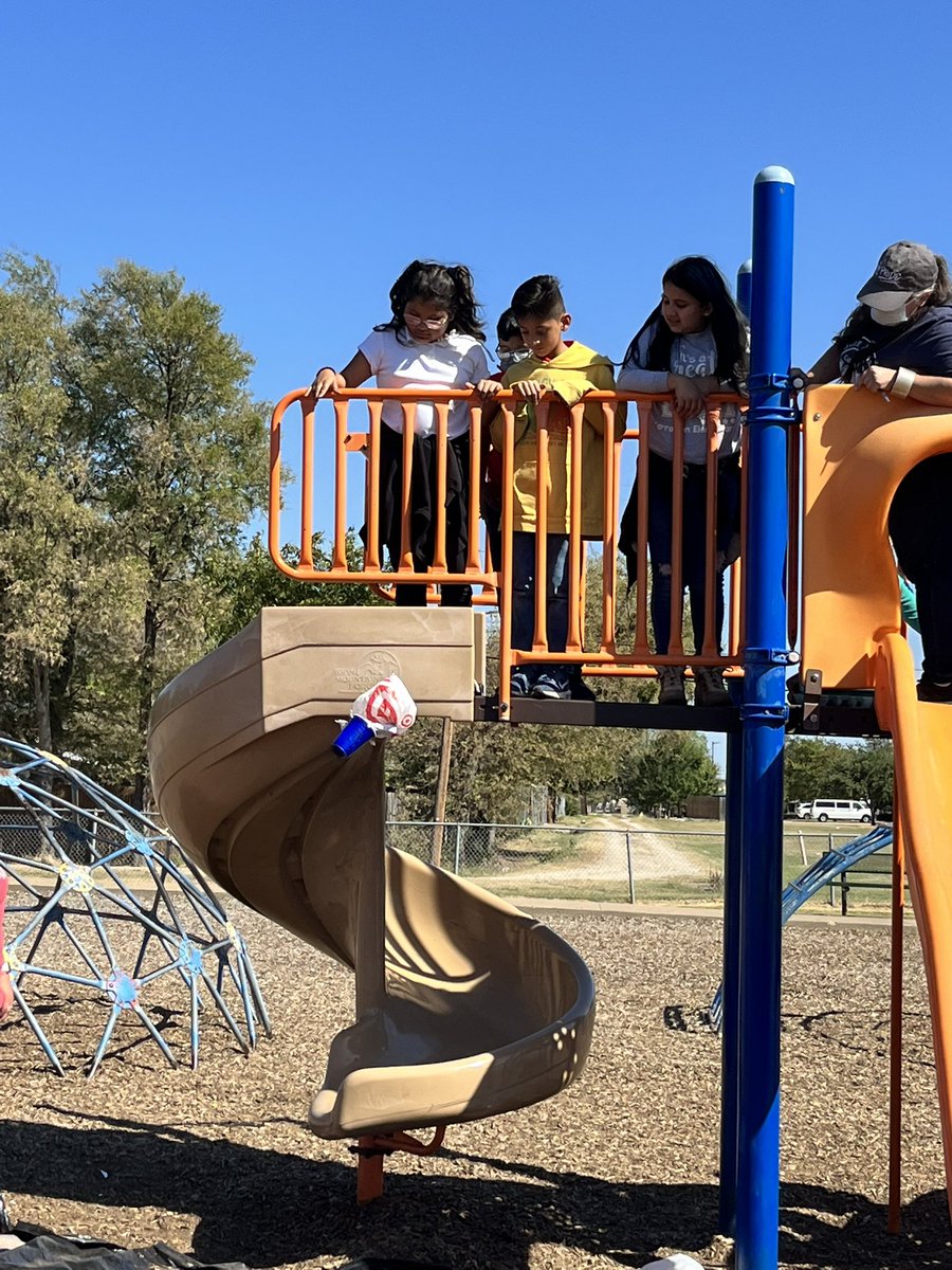 Martinezin3rd's tweet photo. 4th grade students used what we have learned about forces to protect an egg from a 6 ft drop! @CarrolltonElem https://t.co/B0vUfSzVEu