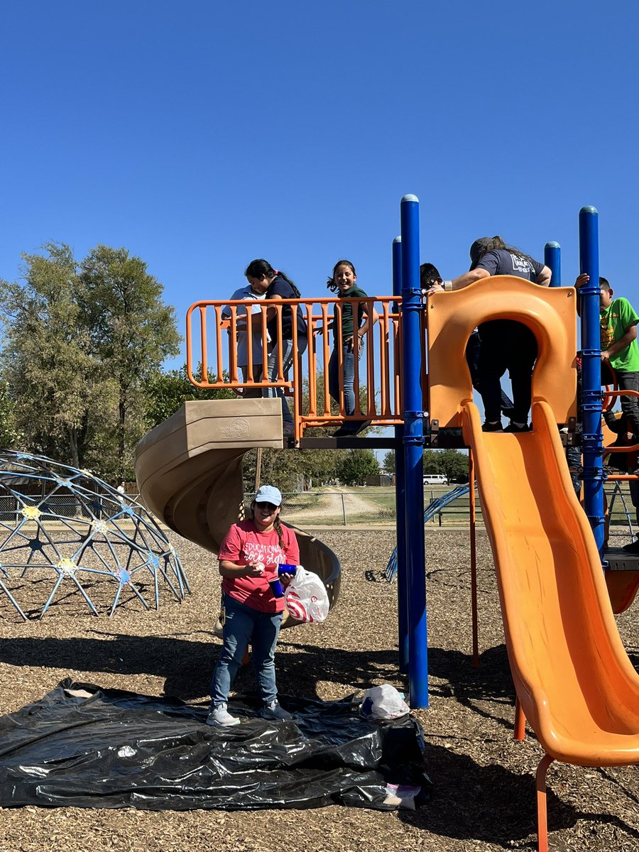 Martinezin3rd's tweet photo. 4th grade students used what we have learned about forces to protect an egg from a 6 ft drop! @CarrolltonElem https://t.co/B0vUfSzVEu