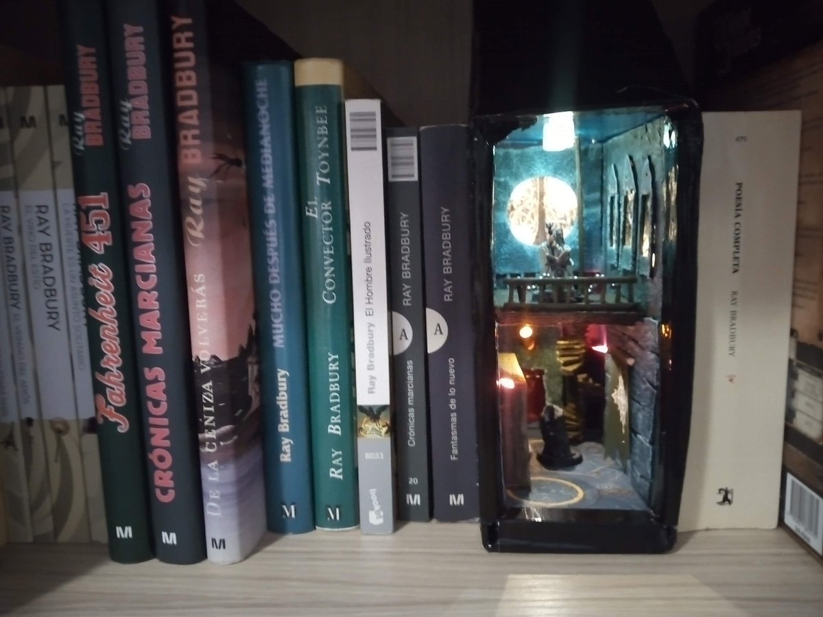 jprincon_lengua's tweet photo. Hoy, #Oct13th traigo un proyecto que me hizo ilusión hacer: un pequeño diorama-libro al que le falta el retoque final externo para cuadrar más con la biblioteca.
#Octubre
🧵👇🏻 https://t.co/8mucN1EZxx