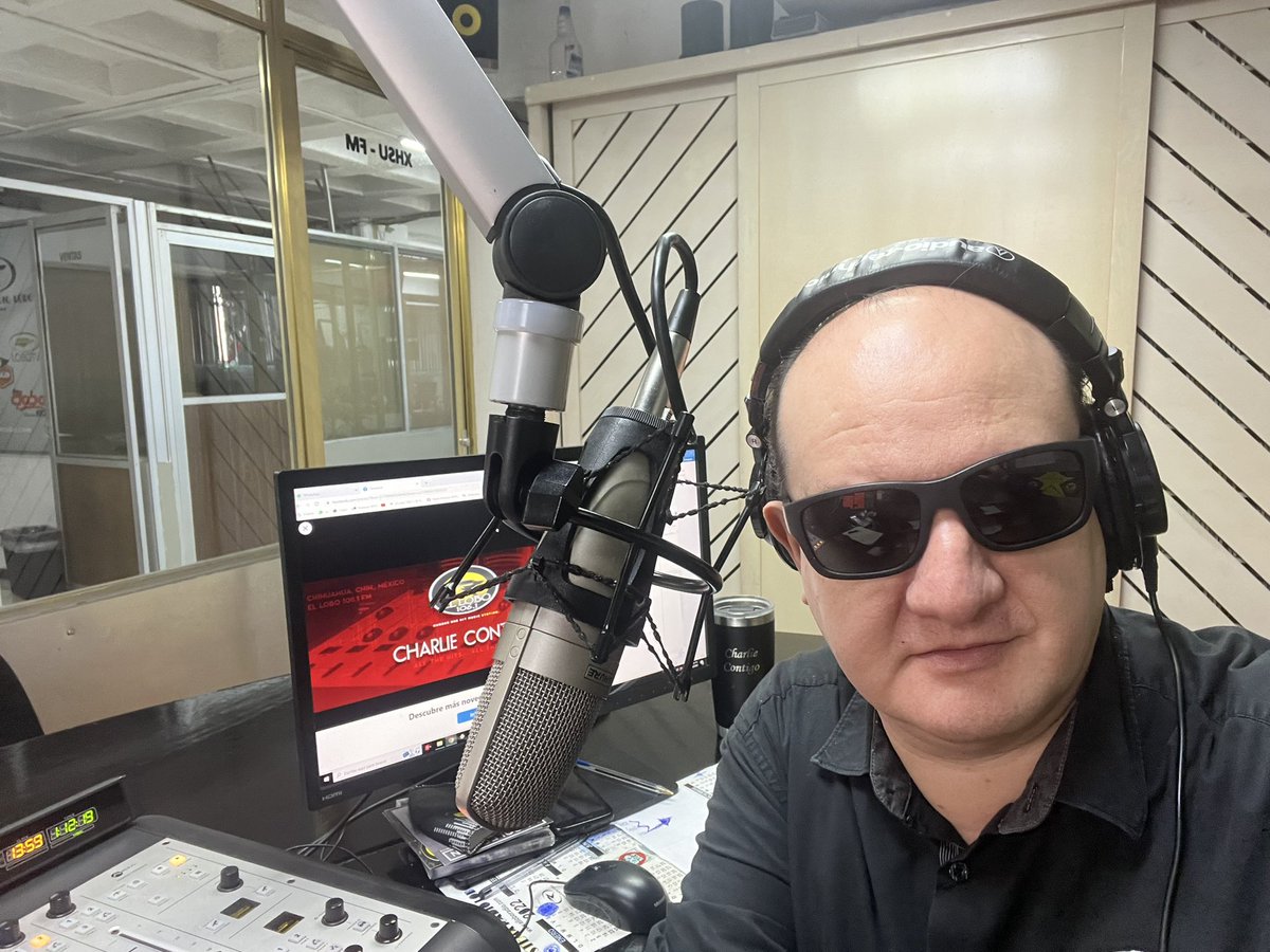 CHARLIECONTIGO's tweet photo. Hey! 13 de octubre, recuerdo que hace años en este dia, abri por primera vez este microfono!

Yo celebrando y complaciendote #ELLOBO1061 #CHARLIECONTIGO https://t.co/ZoEIOBSuVB