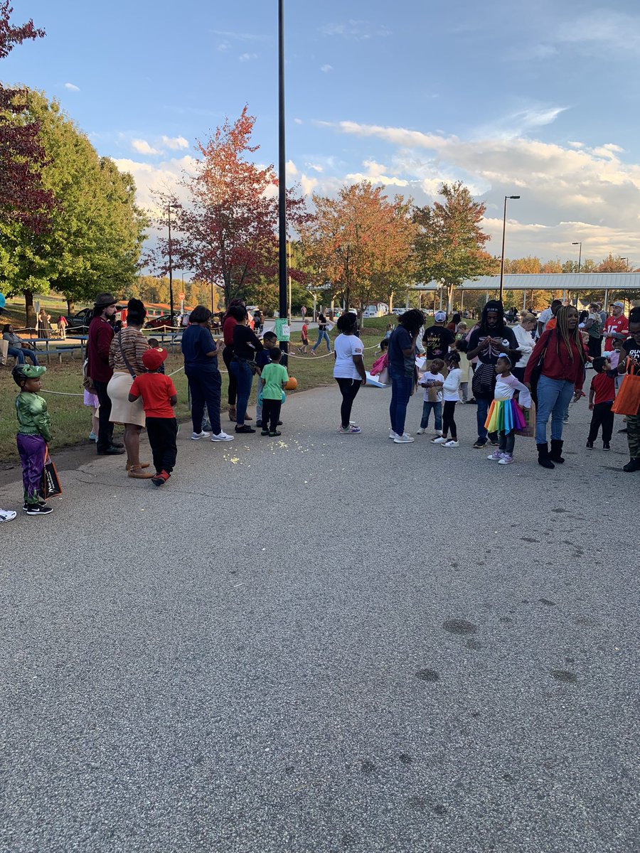 PrinJLindsay's tweet photo. It’s wonderful to see our families out for our Annual Title 1 Trunk or Read Fall Festival! https://t.co/s5pgTC9lXe