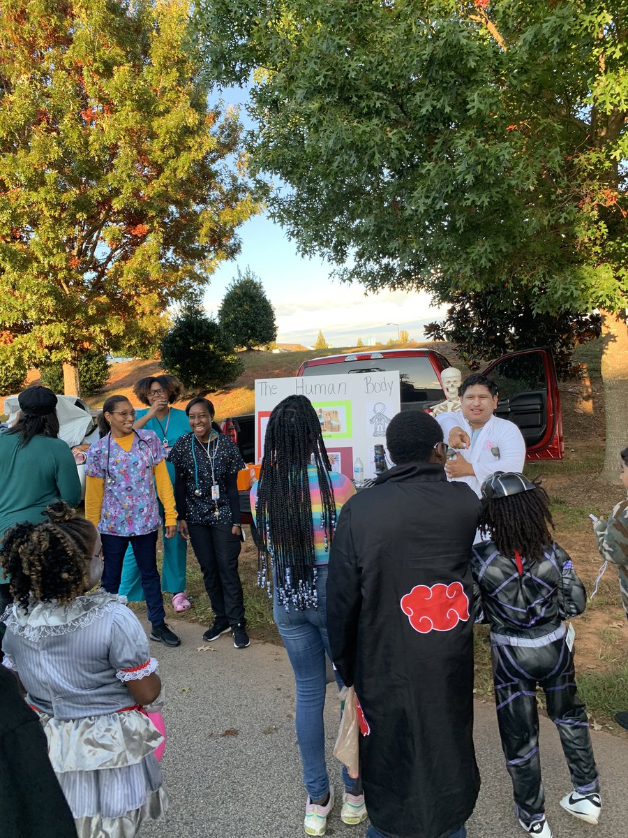 PrinJLindsay's tweet photo. It’s wonderful to see our families out for our Annual Title 1 Trunk or Read Fall Festival! https://t.co/s5pgTC9lXe